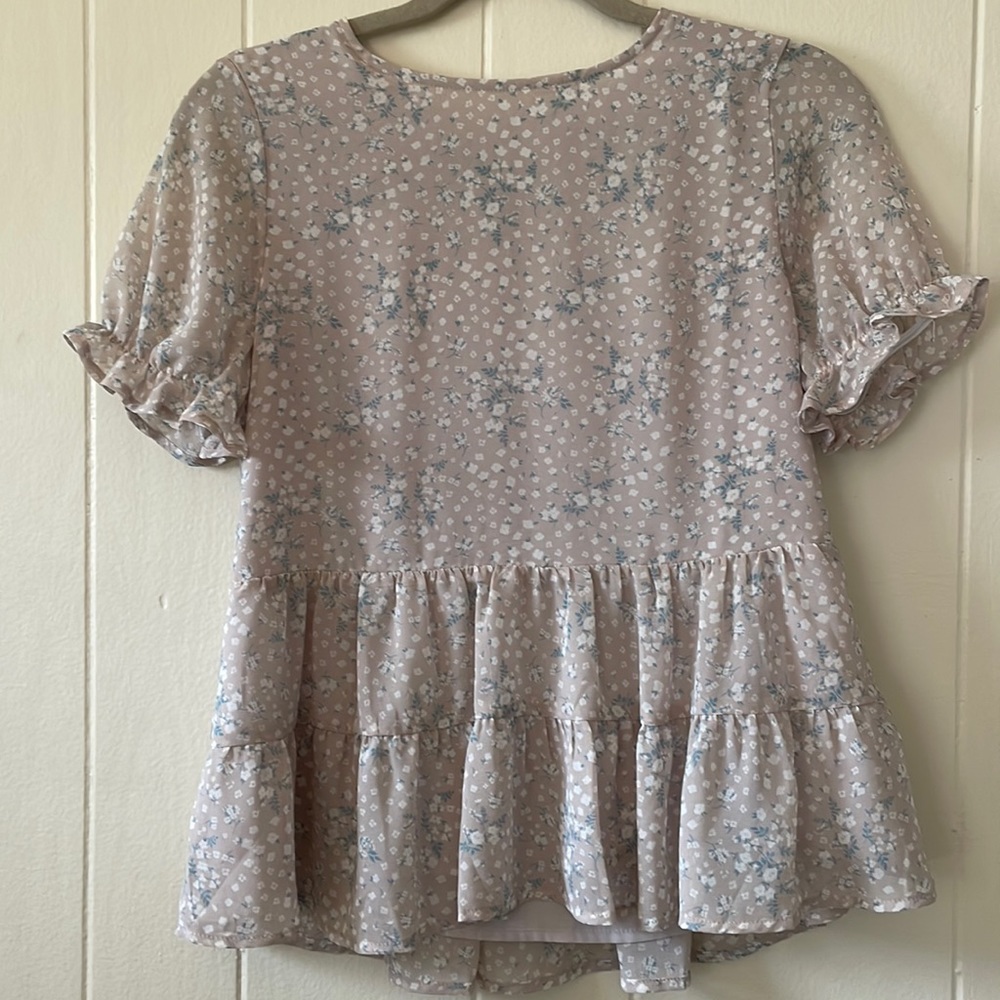 Paper crane dainty flower ruffle sleeve and tiered waist blouse XS spring floral